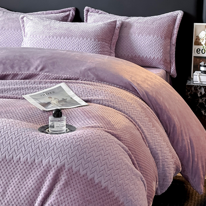 Cama de seda de leche caliente gruesa de cuatro piezas, seda de coral tallada 2025, nueva sopa de cama, colcha de cama de tres piezas