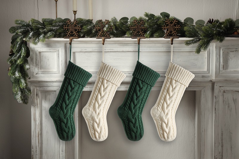 Gestrickte dekorative Weihnachtsstrümpfe Hängestück Farblich passende vergrößerte Staffelung Fried Dough Twists 46 groß_voghion.com