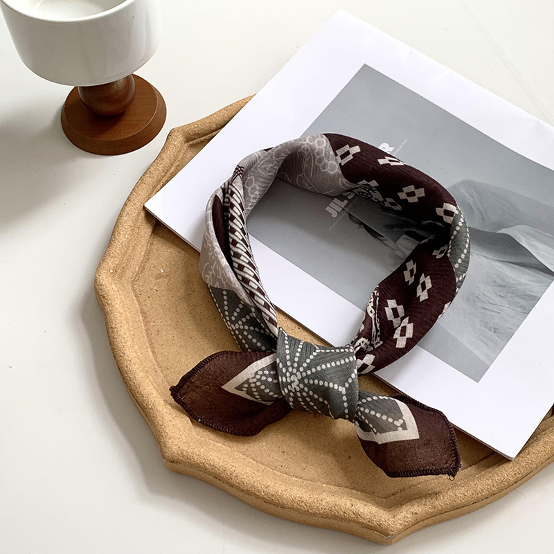 Bufandas de seda cuadrada alta sensación2025 nuevo algodón y lino pequeño bufandas cuadradas de decoración suave bufandas de seda al por mayor