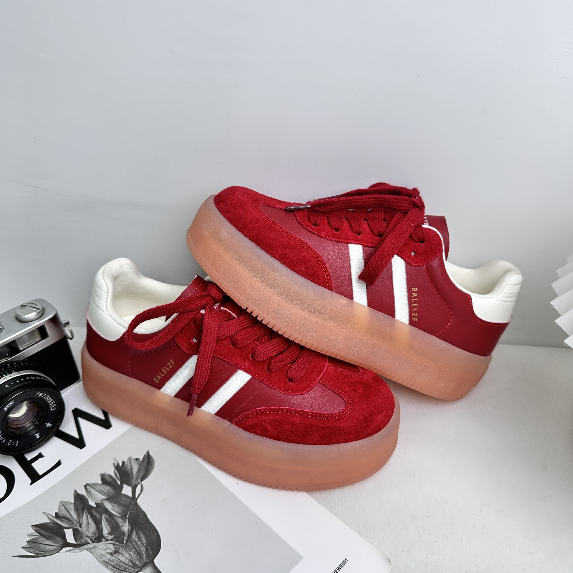 Plantillas de látex XY-A395/zapatos de tabla de altura de suela gruesa zapatos de mujer 2025 primavera nuevos zapatos de entrenamiento alemanes zapatos casuales punta redonda