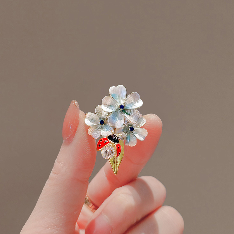 Cute Flower Bee Brooch Women's High-end High-end Niche All-match Light Luxury High-end Corsage Pin Accessories