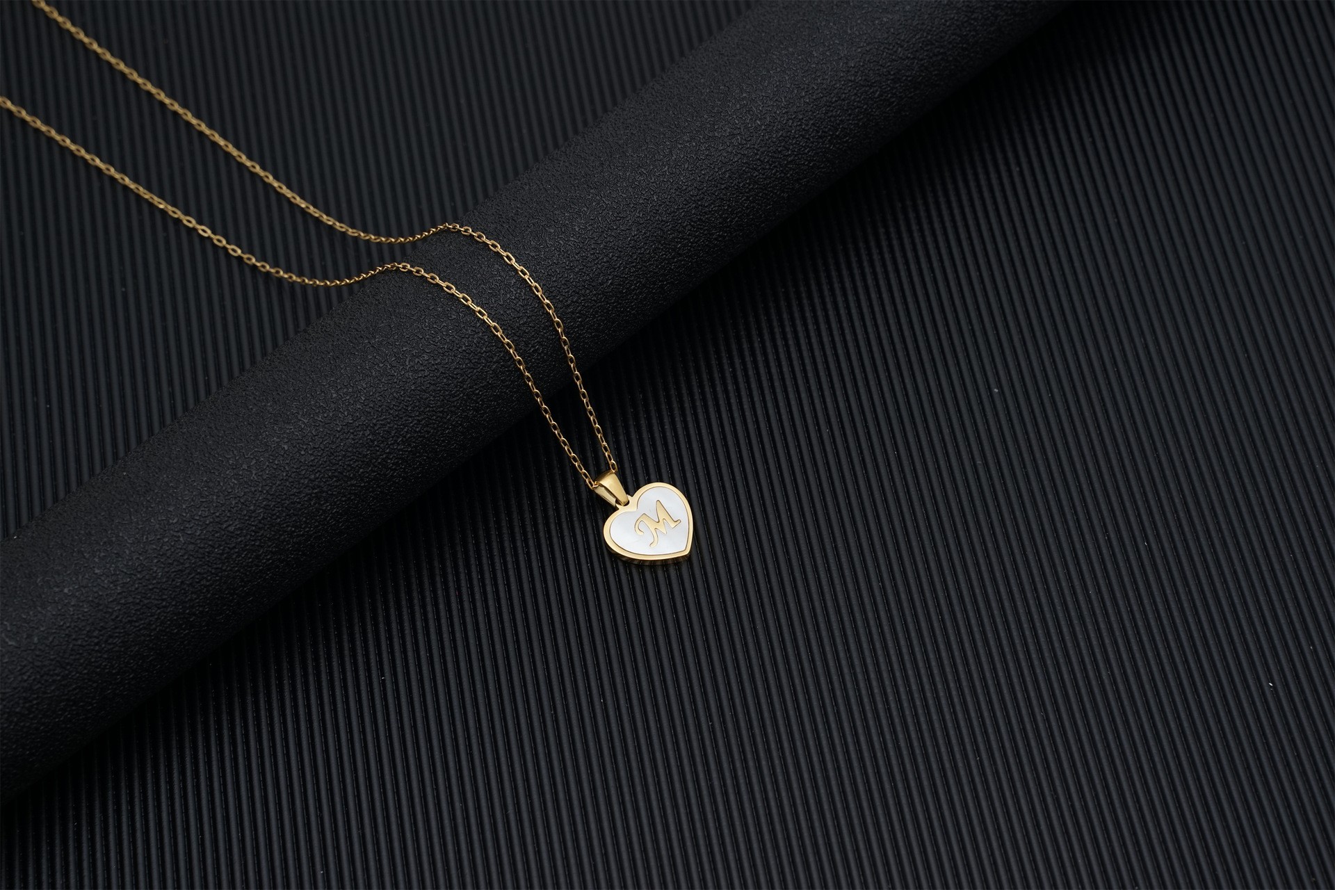 Europa y América 18K oro amor clavícula cadena de las mujeres de acero inoxidable corazón blanco madre colgante 26 letras titanio acero collar