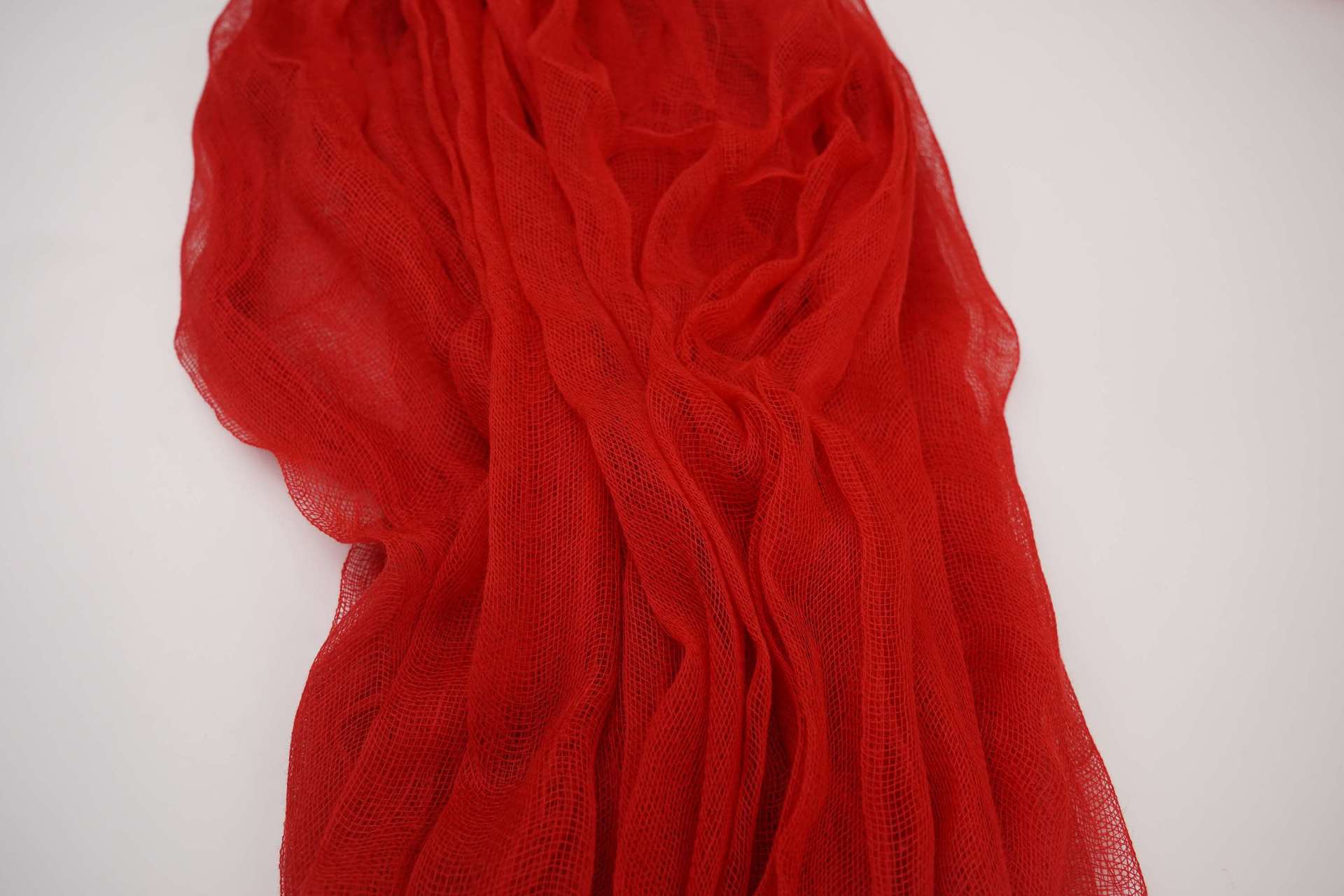 Suministros de gasa manchada de sangre para Halloween para Amazon, manteles espeluznantes para festivales de fantasmas, pantallas para ventanas DIY, tela de gasa teñida de color sangre. image 11
