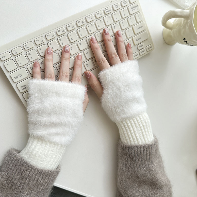White gloves, fingerless