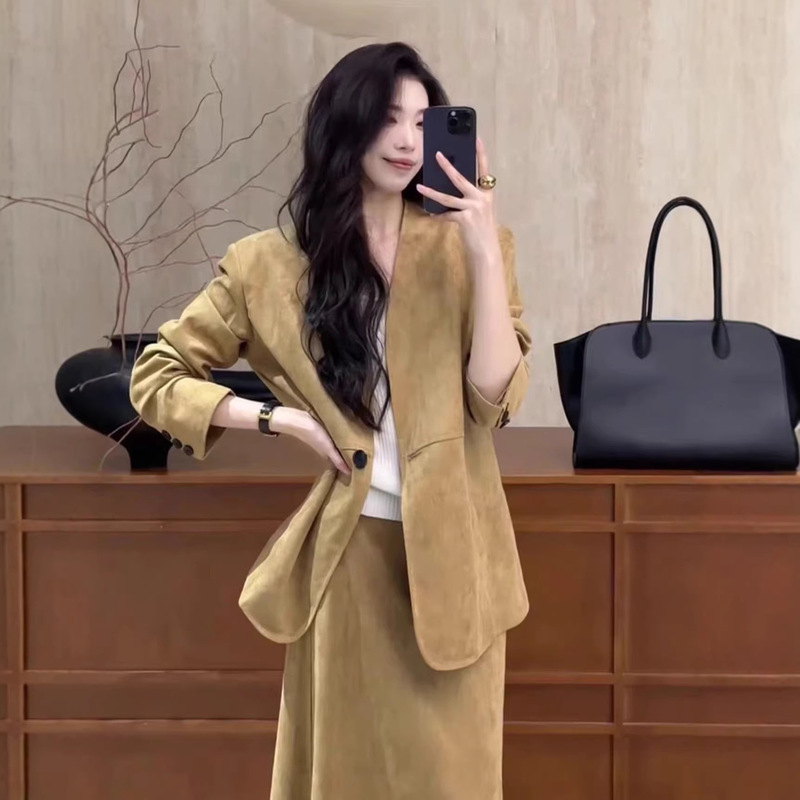 Korean-Style Suit with a High-Intelligence Feel, Shoulder-Cut Blazer and Skirt, Fashionable and Elegant Two-Piece Outfit for Women