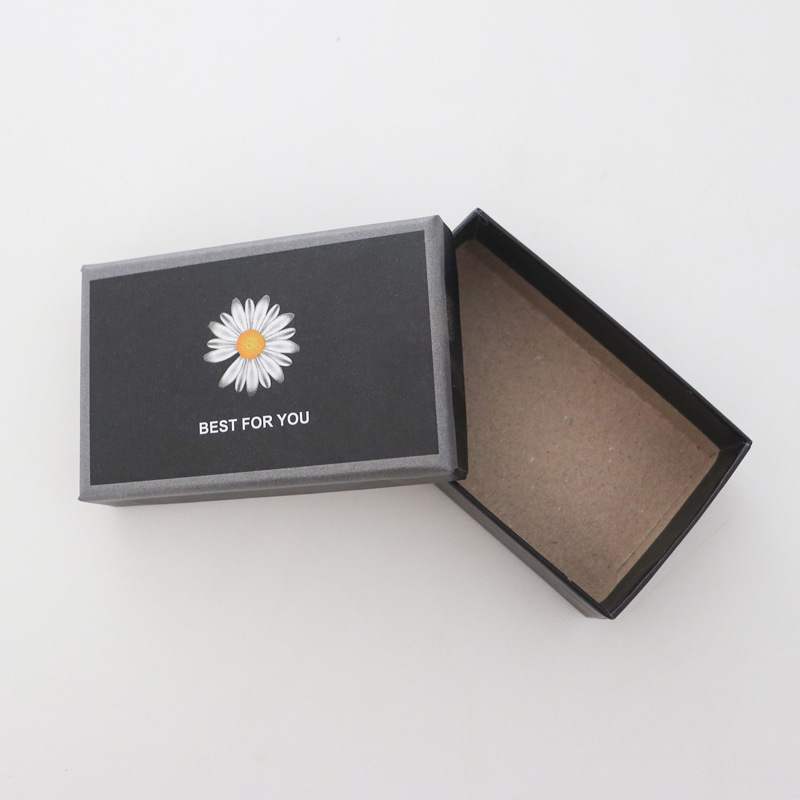 Nueva caja de papel pequeña de margarita, joyería de franela de alta gama, joyería, anillo, pendientes, caja de embalaje universal al por mayor