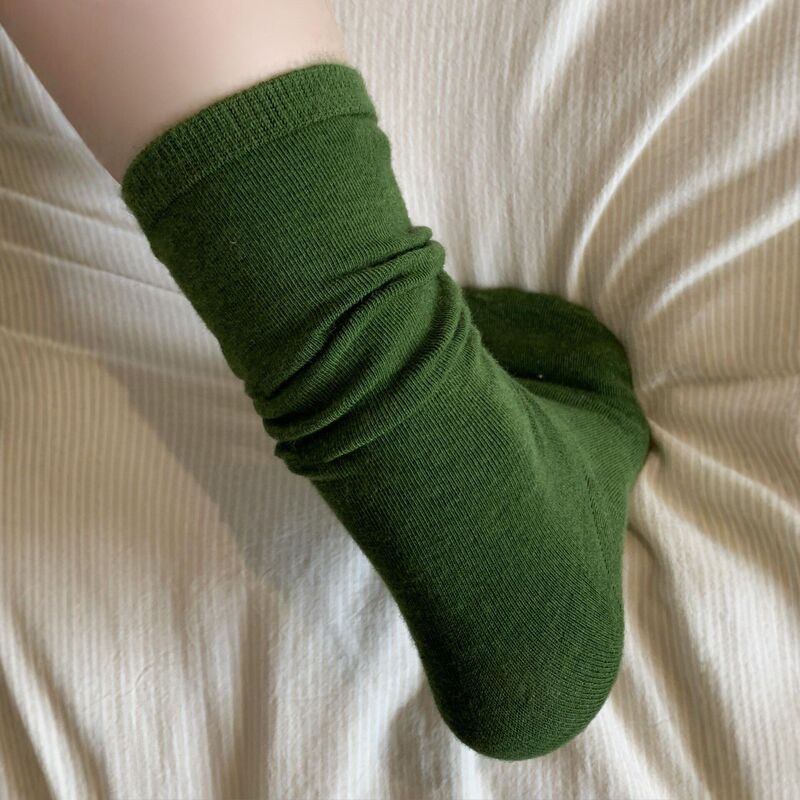 Vintage dyed moss green mid-calf socks made of 32-count Xinjiang long-staple cotton, anti-pilling, versatile, seamless slouch socks Vintage dyed moss green mid-calf socks made of 32-count Xinjiang long-staple cotton, anti-pilling, versatile, seamless slouch socks
