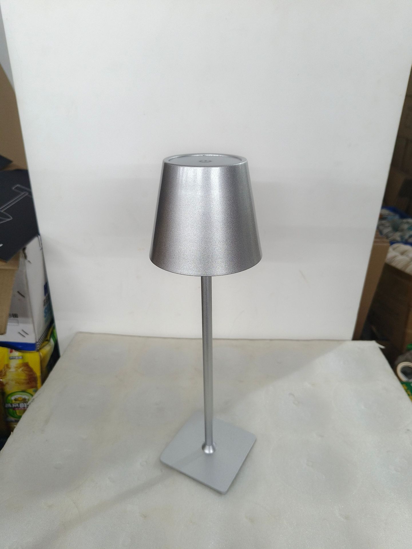 Lámpara de mesa de hierro de pie alto restaurante lámpara de mesa de carga al aire libre Poldina Amazon USB táctil tres colores luz Amazon