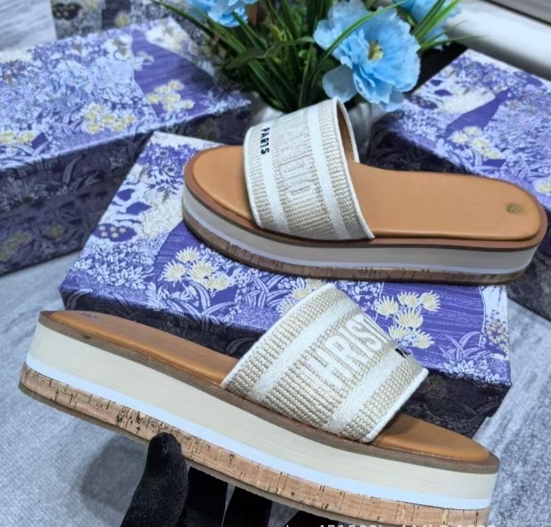 Versión alta 25 nuevas zapatillas bordadas de moda D zapatillas de playa casuales de un pie de altura