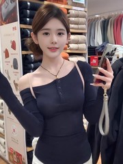 纯欲辣妹风斜肩纽扣长袖T恤女春秋季设计感小众修身短款打底上衣