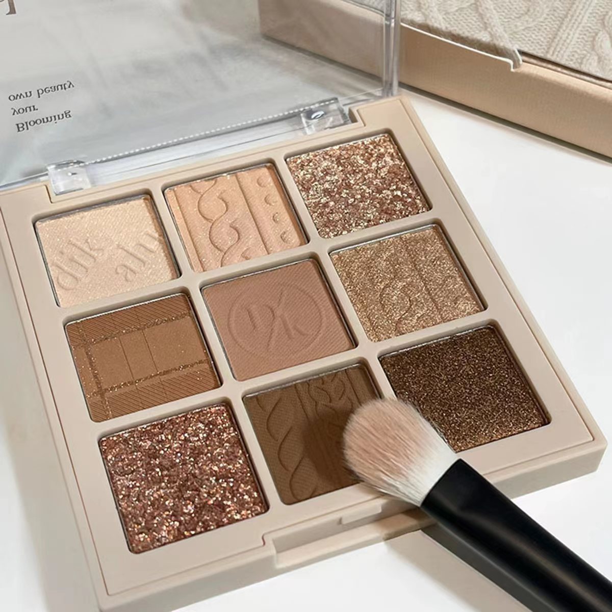 Ni-rute øyenskyggepalett med dikalu ny farge koreansk ni-fargers øyenskygge pure desire oatmeal milk fin glitter matt øyenskygge_voghion.com