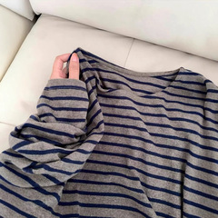 韓国系の怠惰な灰色の青いストライプの毛の長袖のtシャツの女性の秋冬の丸首はゆったりしていて、やせています。