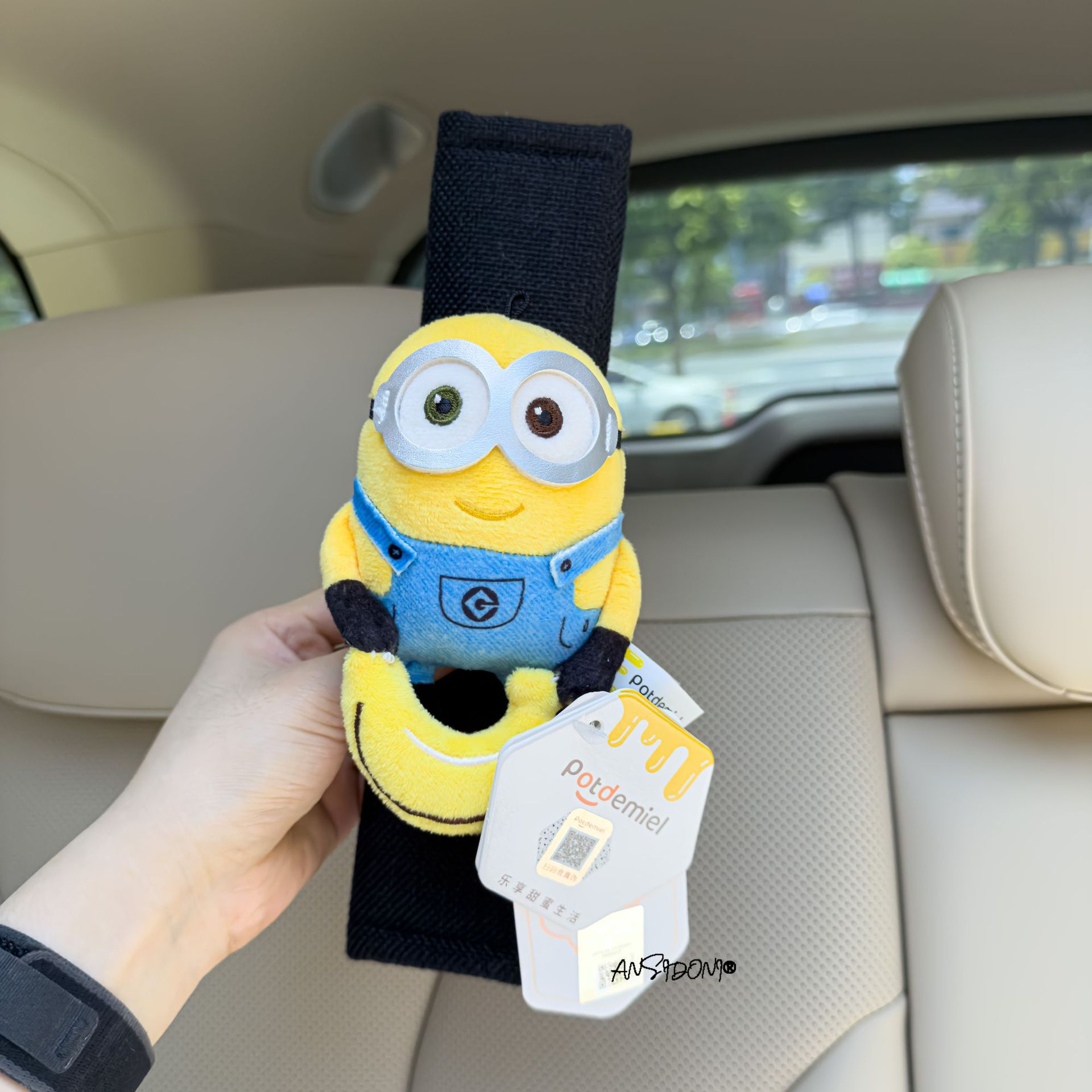 Authentic Minions Car Seatbelt Shoulder Pads Anti-Strangle Car Seatbelt Cover Car Interior Decoration Ornament for Women