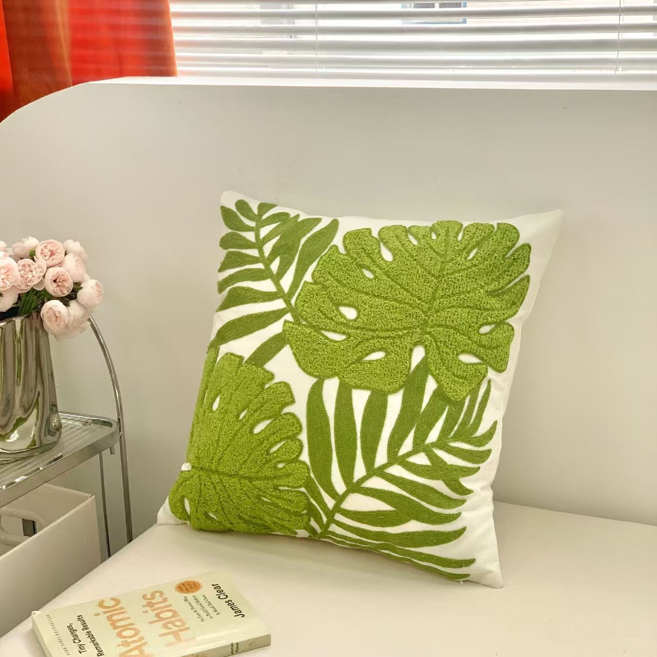 Cojín decorativo Chenille 2024, nuevo modelo, con flores pequeñas bordadas en tres dimensiones, para cabecera, dormitorio, sala de estar, ventana, con un toque de diseño.