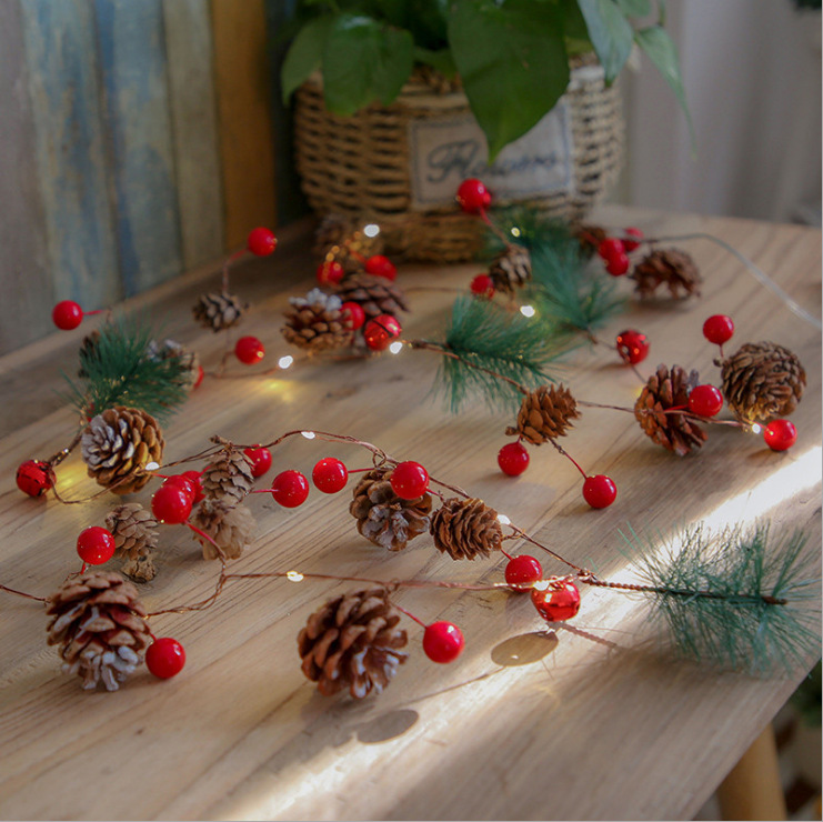LED de iluminación de Navidad campana Pino cono Cadena de luz aguja de pino fruta roja Cadena de luz decorativa batería Cadena de luz interior luz de color al por mayor