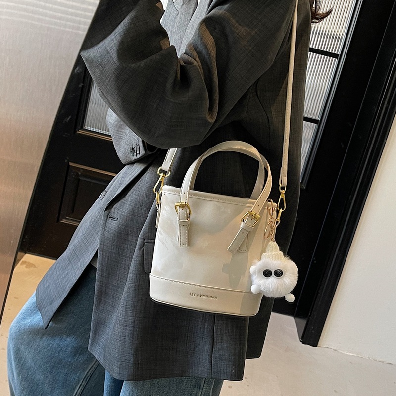 Retro alta sensación de bolso de cubo de mano mujer 2025 nuevo estilo de moda bolsa de hombro casual bolsa de tendencia universal mochila