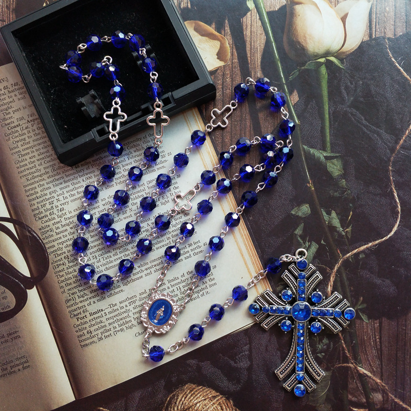 Collana con pendente a croce gotica blu vintage da donna_voghion.com