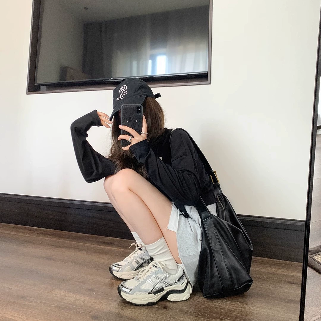 Толстоватые dad sneakers женские, верх из кожи и сетки, массивная подошва в космическом серебре, размеры 34–40