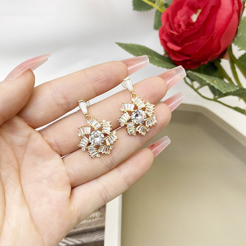 Fabricante de personalidad de pendientes de hielo de lujo ligero fuente de zircón helado fresco forma de copo de nieve joyas pendientes al por mayor