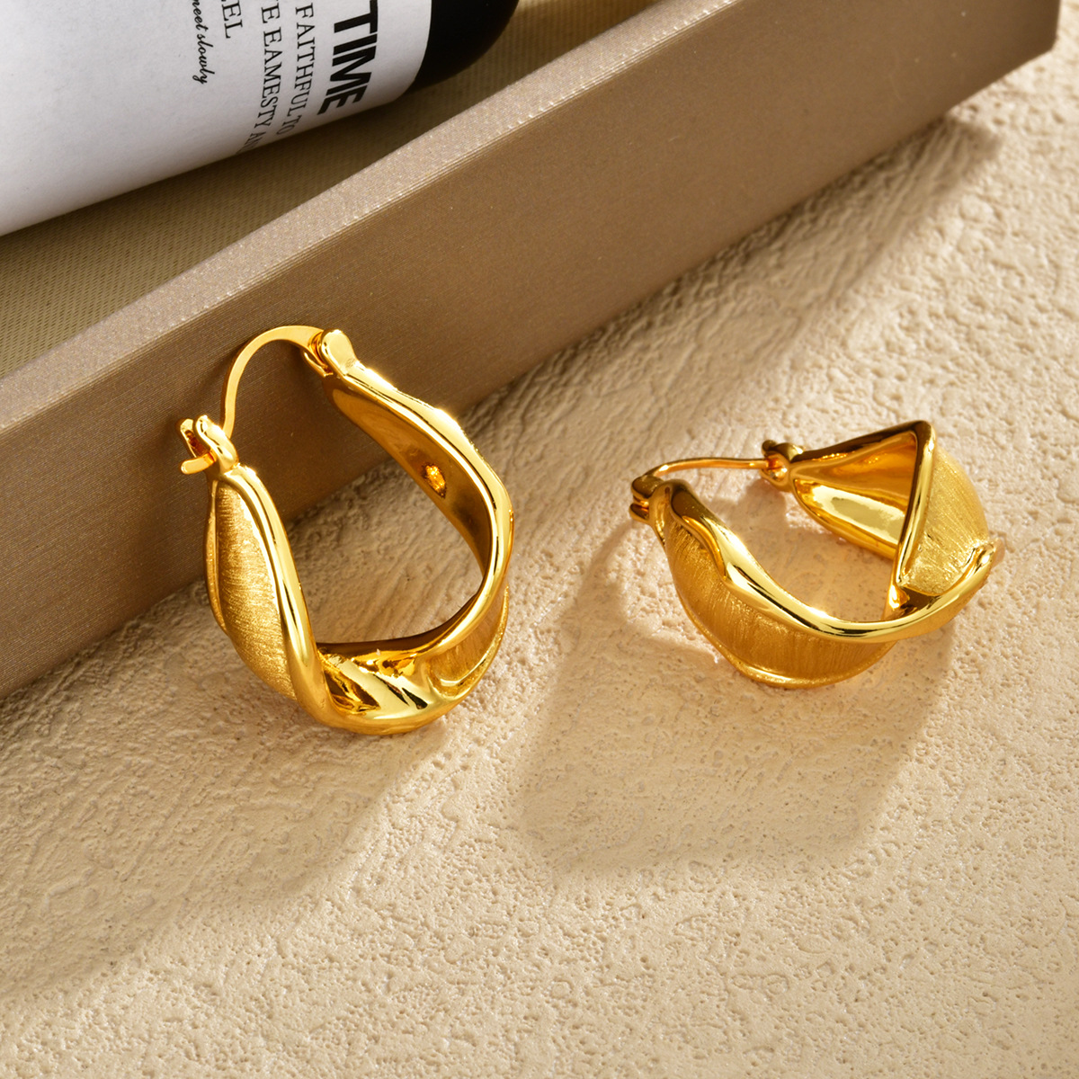 Cross-border Trendy Niche Design Twisted U-shaped Brushed Earrings, European And American Fashion Light Luxury Style_voghion.com