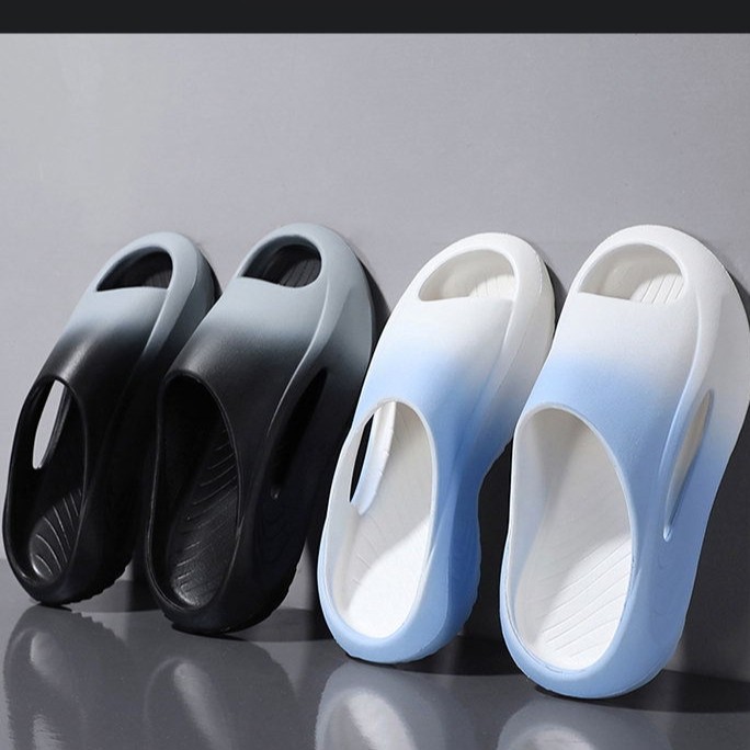 Men's summer outdoor slippers with a comfortable, "stepping-on-clouds" feel, trendy EVA design, suitable for outdoor activities, soft-soled beach slippers, men's style