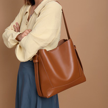 香港代购水桶包女士2025新款单肩斜挎包大容量软皮百搭通勤托特包