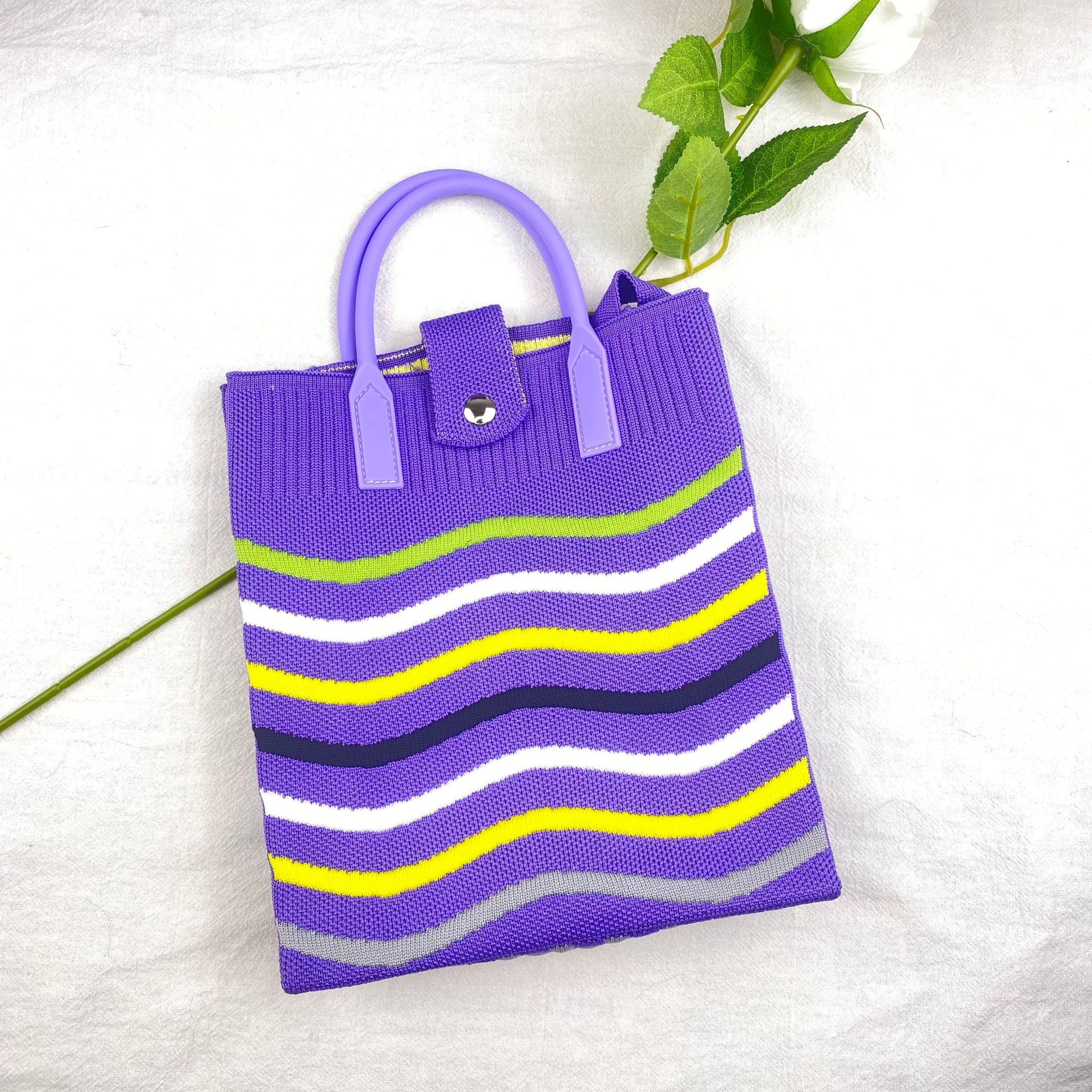 물결 모양의 보라색