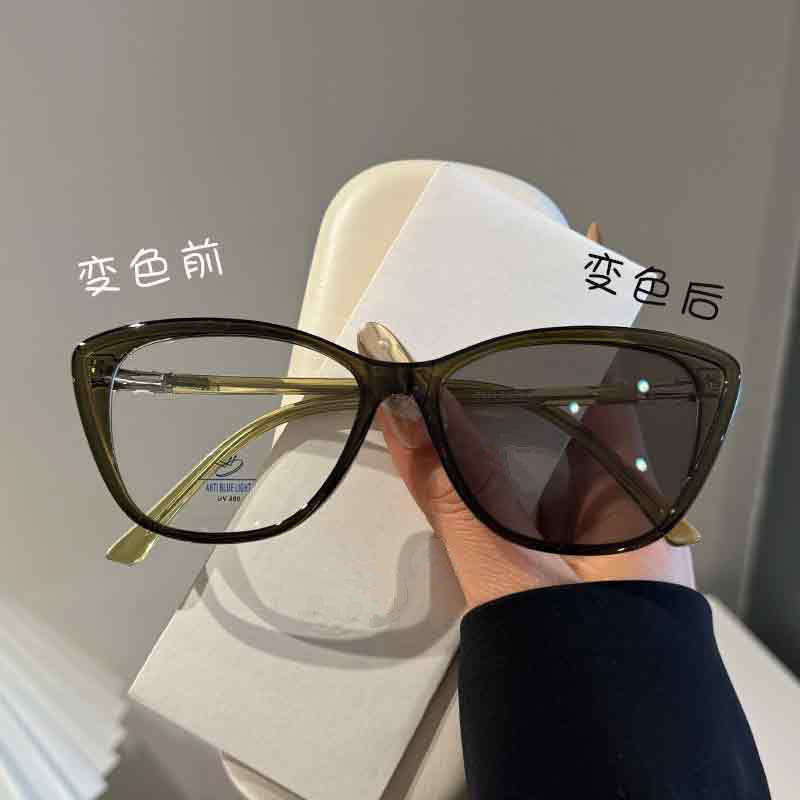 Europa y los Estados Unidos de moda alta sensación de cambio de color ojo de gato retrógrado blanco antiluz azul gafas de alta definición marco M