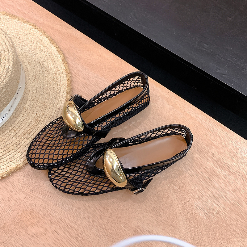 Moda europea y americana sandalias de malla hueca para mujeres verano nuevo botón de metal cabeza redonda con base plana y poco profunda zapatos Mary Zhen