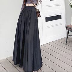 プリーツのスカートは大きくて黒いです。欧米はクールで、ファンシーで、レトロで、カジュアルで、やせたロングタイプと足首のスカートが見えます。