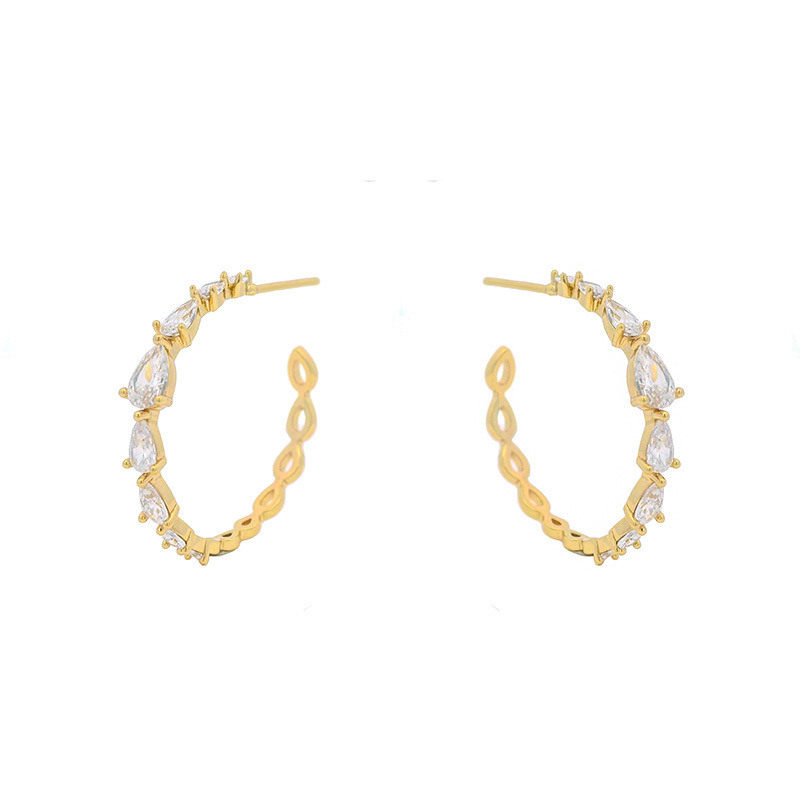 Joyería Xuping aleación dorada de moda aretes de aretes de estilo frío estilo simple estilo coreano personalidad en forma de C pernos de orejas para mujeres