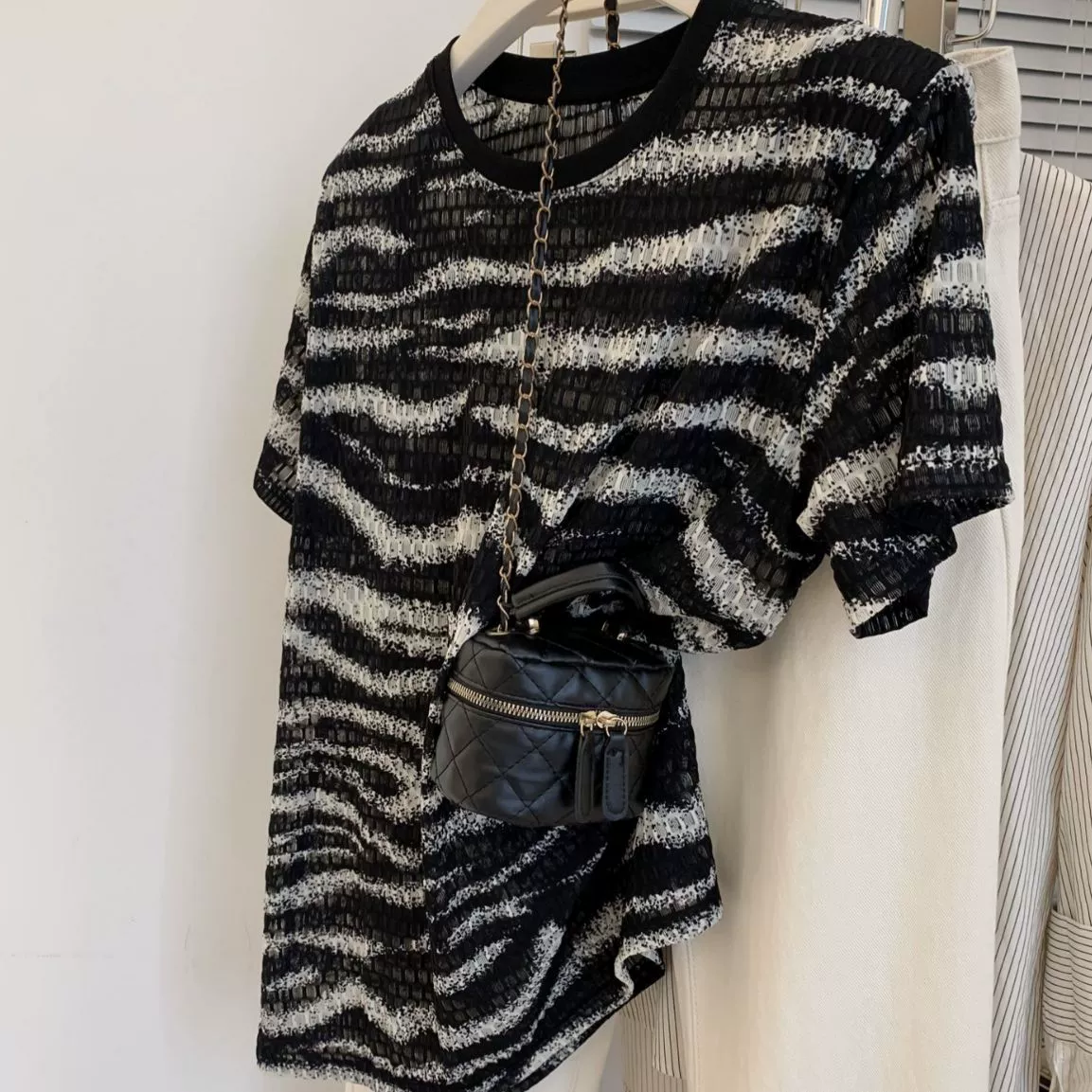 Свободная трикотажная рубашка в Корейском стиле с короткими рукавами, женская летняя дизайнерская тонкая нишевая футболка Sense, топ, новинка 2023 года