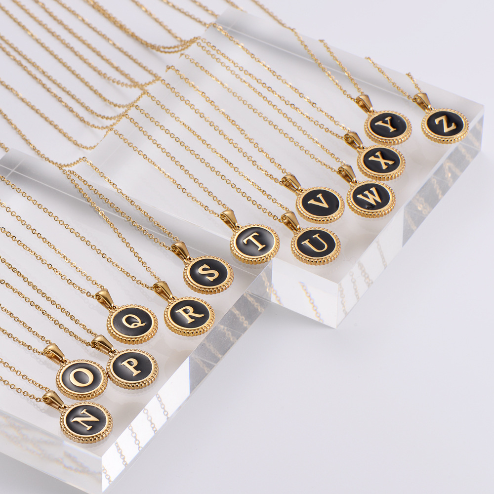 Mode-accessoires Schlüsselbeinkette Edelstahl 18k Gold Verschmiertes Öl Rund Kleiner Anhänger 26 Buchstaben Halskette display picture 5