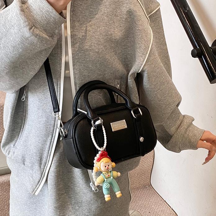 Bolso de bolera de mano de estilo explosivo para mujer 2025 nuevo bolso de hombro de estilo occidental de todo fósforo bolso de mensajero de paso de moda de alta gama