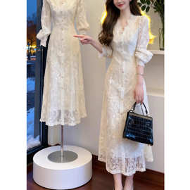 法式高级感白色v领蕾丝长袖连衣裙气质收腰温柔风长裙子2025冬季