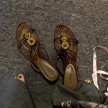 法式复古绝美水钻一字带拖鞋女夏2025新款外穿刺绣夹趾小猫跟凉鞋