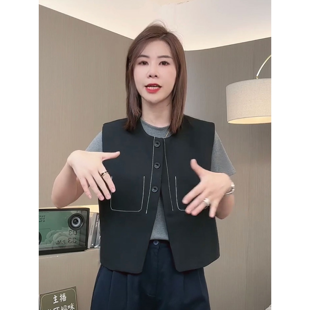 Short suit with a round collar