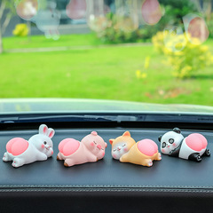 かわいいお尻の君の車の置物は車に乗ってお尻の車の中の小さい置物の中で台の上でカラーの風船の小さい置物を作ります。