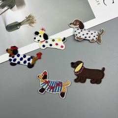 漫画の刺繍布はかわいい子犬の刺繍を貼って服の靴の帽子の包みを貼って穴を開けます。