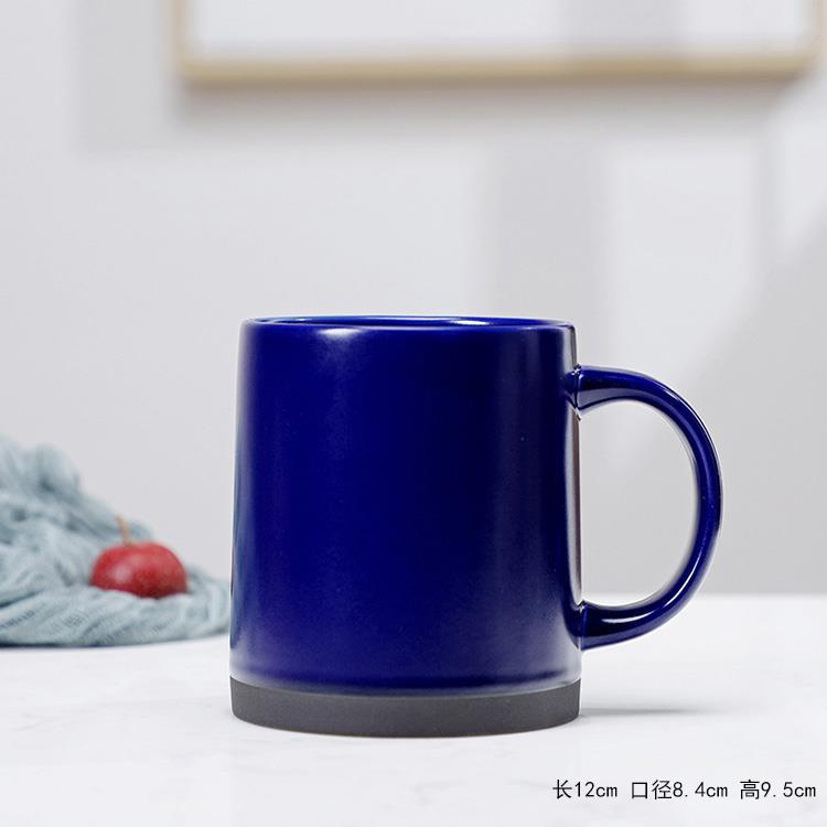 Taza de agua azul