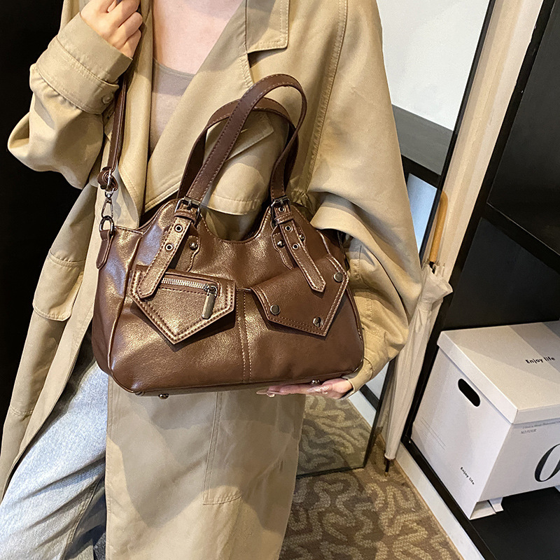 Bolso de alta capacidad retro europeo y americano 2024 nuevo bolso de mensajero portátil con costuras bolso femenino bolso de axila de cuero suave simple