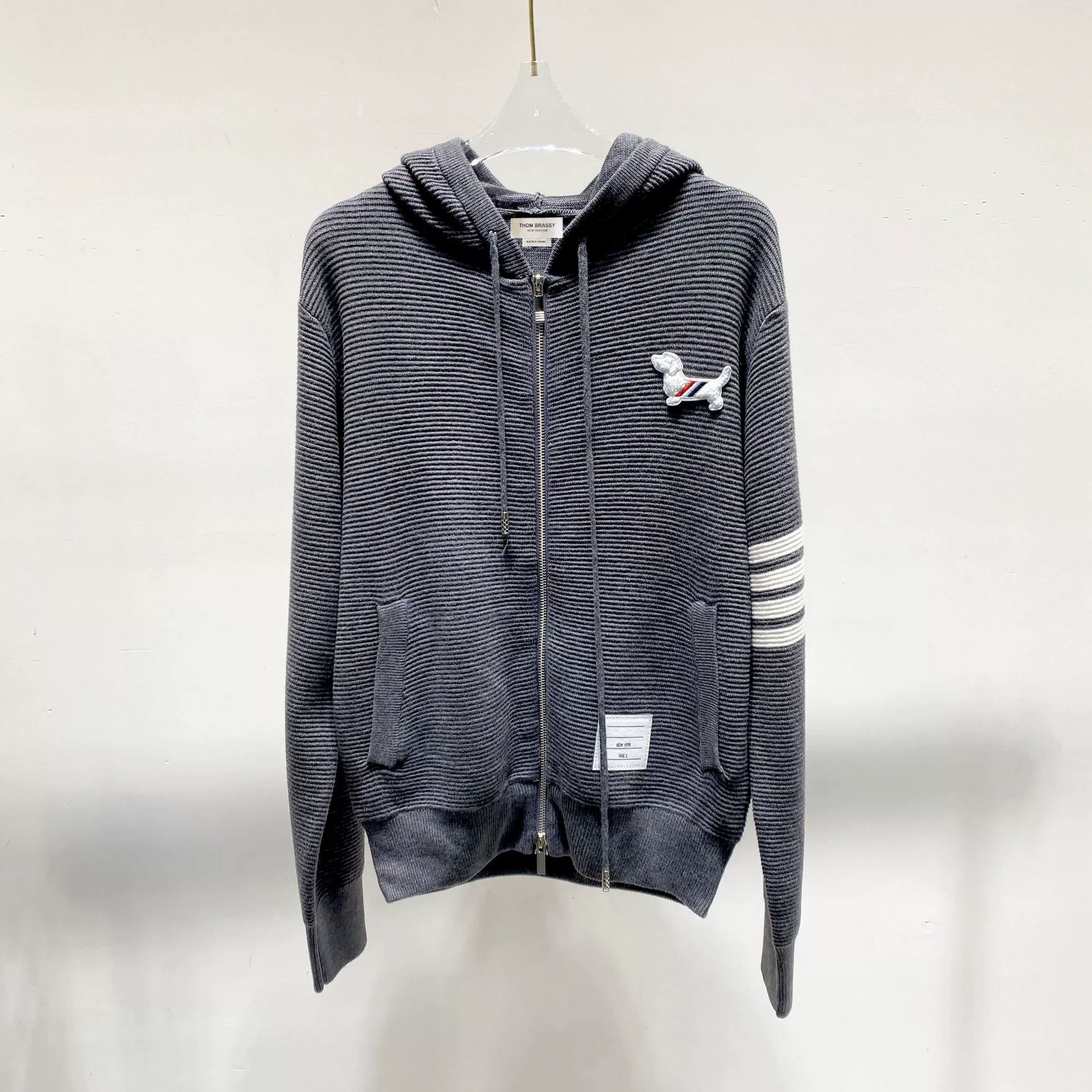 Футболка без рукавов — это не комплект, а свитшот-бомбер с капюшоном, модель 1662 Puppy Version TB.