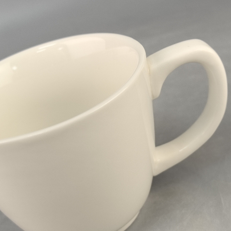 Seleccione estrictamente la fuente de fábrica de tazas de cerámica tazas de café se puede imprimir logotipo de alto valor visual al por mayor simple Europa y América transfronterizas