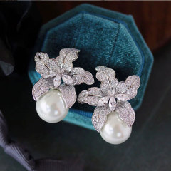 新しいユリの花のドリルのイヤリングの女性のs925の純銀の針の高級感の軽い豪華な真珠の花の気質の耳飾り
