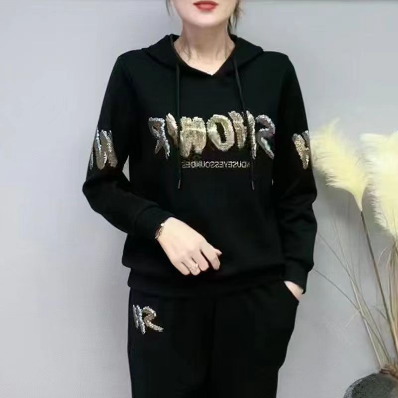 Conjunto moderno de moletom com capuz e calça jogger para mulheres – Confortável e estiloso (Preto/Azul-marinho/Amarelo)_voghion.com