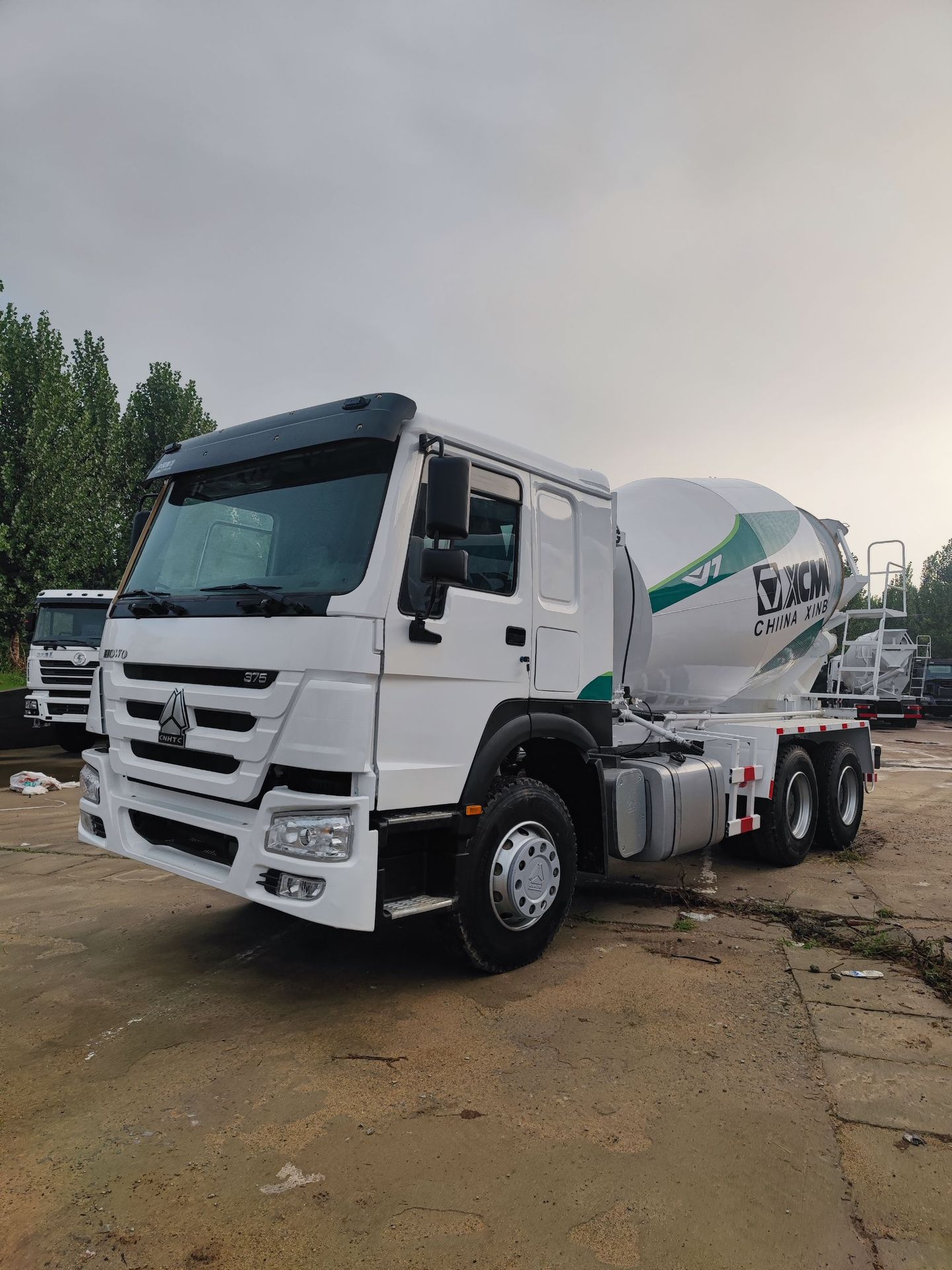 Exporting Howo 350-Horsepower Cement Tanker, Large 12-Cubic-Meter and 14-Cubic-Meter Cement Tanker
