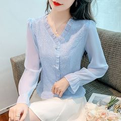 レースシャツ女性の長袖の花の秋の服の新型はやせているvネックの洋風の中国風のシフォンのシャツのラッパの袖の上着を現します。