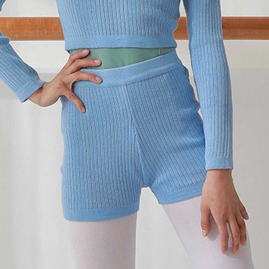 短裤毛衣