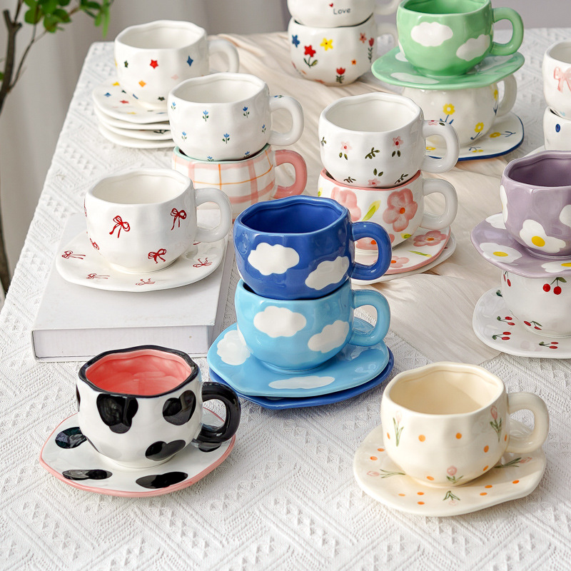 Hermoso conjunto de tazas de café y platos Regalos comerciales Irregulares tazas de desayuno transfronterizas de cerámica Pastoral pintada a mano esmaltada