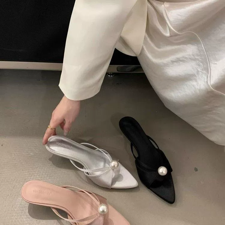 Сердцебиение весной французский стиль жемчужная узкая pointed каблук женские 2025 весна и лето новый стиль тонкий каблук внешние сандалии